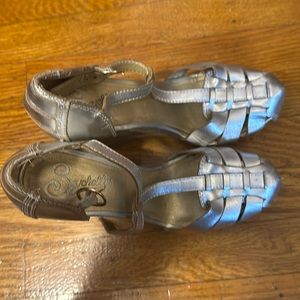 Size 6. Seychelles silver wedge shoes.